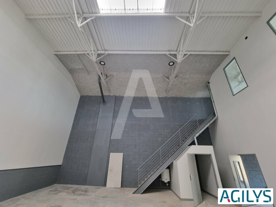 Activités / entrepôts à louer – VAUX LE PENIL (77000) – 1