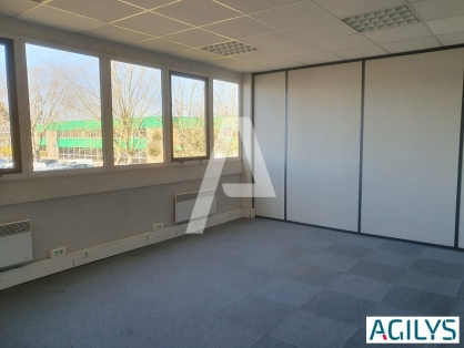 Activités / entrepôts à louer - SAINT-THIBAULT-DES-VIGNES – Photo 1