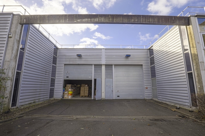 Location de 276m² d'entrepôts et bureaux à la société OKARRE à Saint Thibaut des Vignes