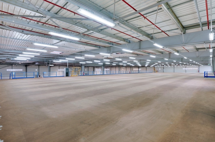 A LOUER – 6000m² d'entrepôt bureaux à Wissous (91)