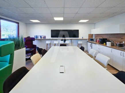 Activités / entrepôts à louer – MAGNY-LES-HAMEAUX (78114) – 3