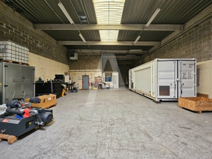 Activités / entrepôts à louer – MAGNY-LES-HAMEAUX (78114) – 2