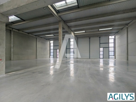 Activités / entrepôts à louer – ELANCOURT (78990) – 2