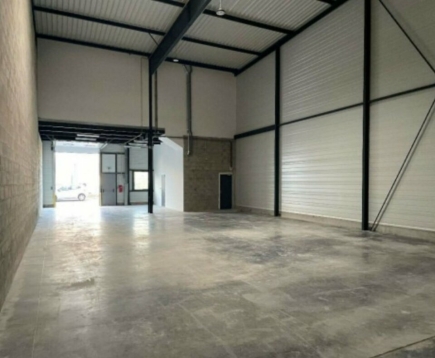 Activités / entrepôts à louer – AUBERGENVILLE (78410) – 2