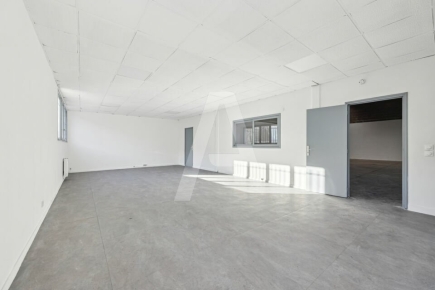 Activités / entrepôts à louer – EMERAINVILLE (77184) – 2