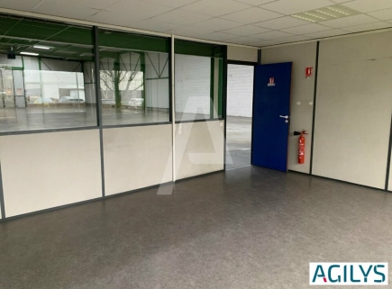 Activités / entrepôts à louer – SAINT-THIBAULT-DES-VIGNES (77400) – 1