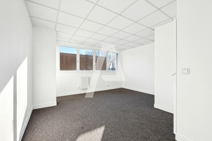 Activités / entrepôts à louer – EMERAINVILLE (77184) – 2