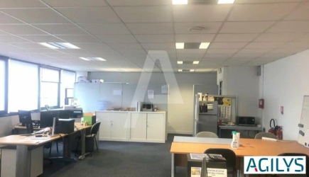 Activités / entrepôts à louer – ELANCOURT (78990) – 1