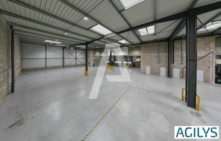 Activités / entrepôts à louer – MAGNY-LES-HAMEAUX (78114) – 2