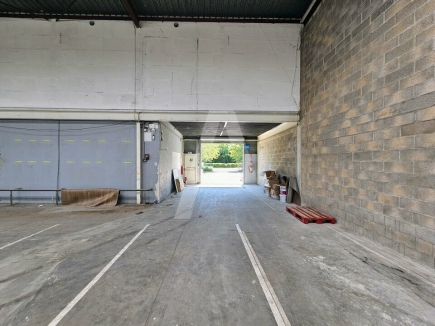 Activités / entrepôts à louer – BUC (78530) – 3