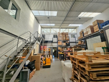 Activités / entrepôts à louer – BUC (78530) – 2
