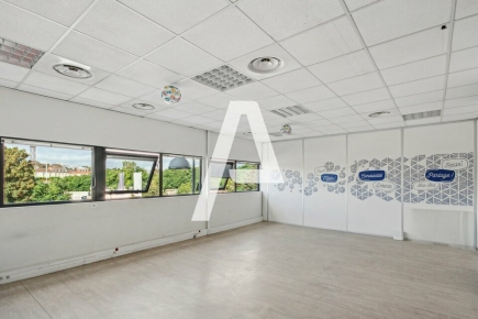 Activités / entrepôts à louer – IVRY SUR SEINE (94200) – 1