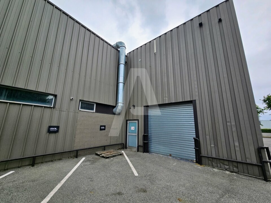 Activités / entrepôts à louer – MONTIGNY-LE-BRETONNEUX (78180) – 1