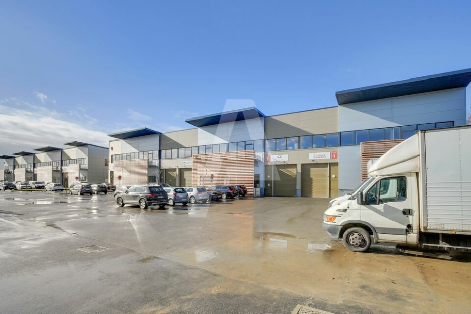 Activités / entrepôts à louer – BAILLY ROMAINVILLIERS (77700) – 1
