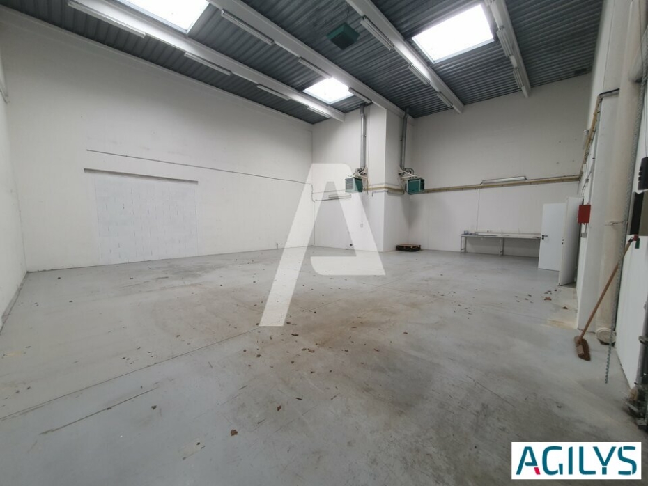 Activités / entrepôts à louer – CHAMPS-SUR-MARNE (77420) – 1