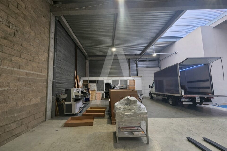 Activités / entrepôts à vendre – TRAPPES (78190) – 1