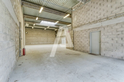 Activités / entrepôts à louer - SAINT THIBAULT DES VIGNES – Photo 1