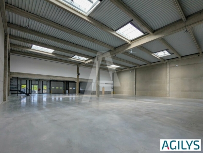 Activités / entrepôts à louer - ELANCOURT – Photo 1