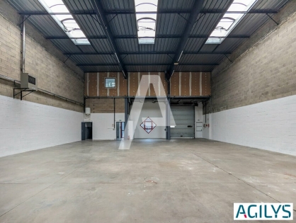 Activités / entrepôts à louer - ÉLANCOURT – Photo 1