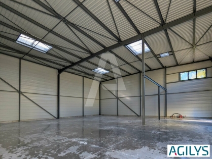Activités / entrepôts à vendre - OLLAINVILLE – Photo 1