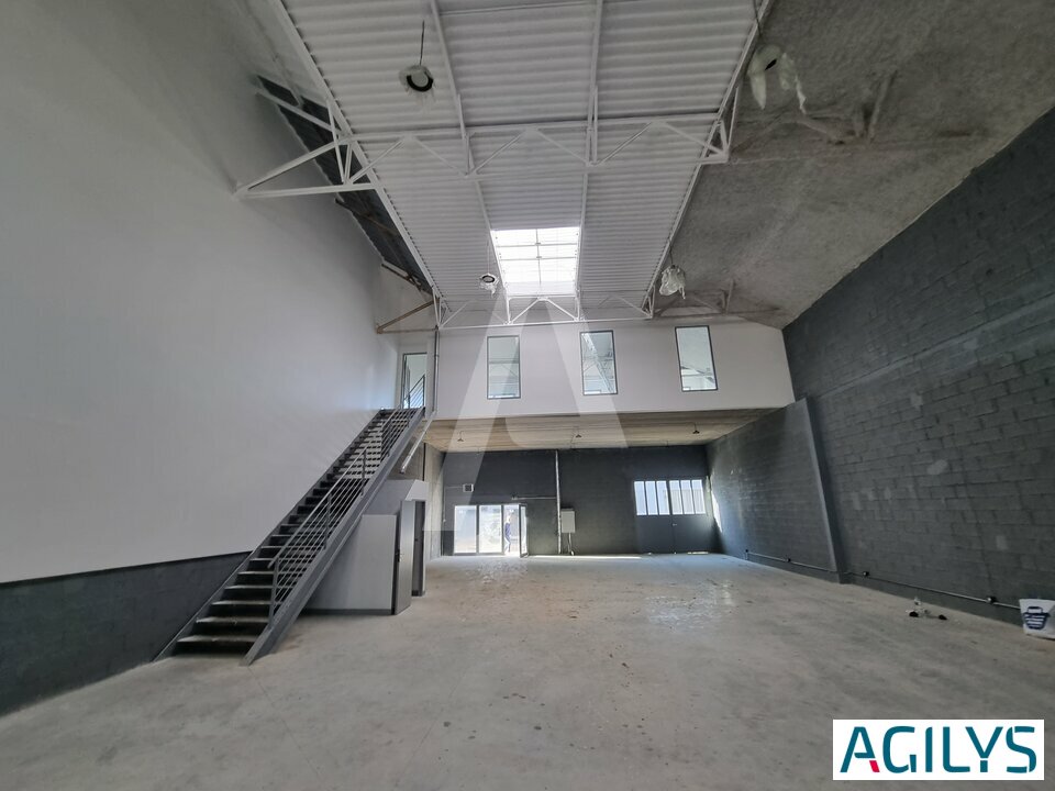 Activités / entrepôts à louer - VAUX-LE-PENIL – Photo 1